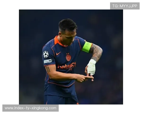 曼联快攻中场直塞前锋单刀破门扭转战局